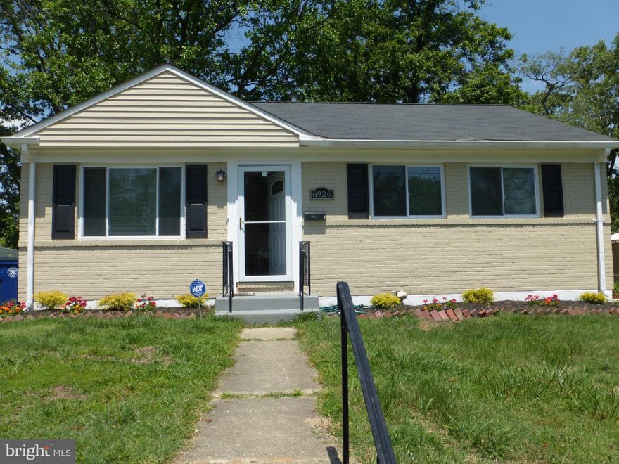 Beautifully renovated cozy one level living with gorgeous hardwood floors, breakfast bar, granite counter tops, stackable washer and dryer, huge serene backyard and off street parking. Near shopping mall, transportation, restaurants.  Click on showingtime for an easy show anytime.