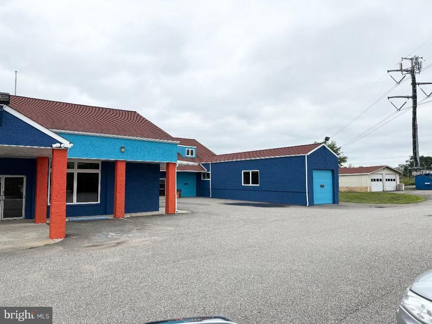 LEASE!
LEASE!
5,000 S/F Lower Level Storage/Whse Space!

$15.00 psf = $6,250.00 per mo. Including all utilities

2,824 S/F 2nd Fl. Offc/Apt. 
Office 2,226 S/F, Apt. 598 S/F 

 6’ 8” H X8’ W   Drive-in Door
7’ ceiling height  

Excellent location off Rt. 422 ramp