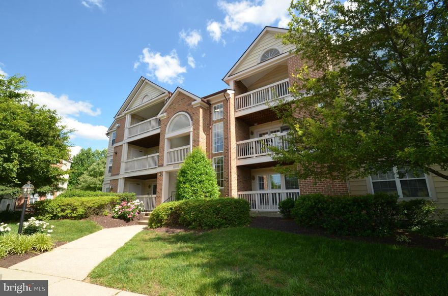 STUNNING 2BR, 2BA CONDO IN KINGSTOWNE...SPACIOUS EAT-IN KIT W/ SS APPLIANCES & GRANITE COUNTERS..SEP DIN RM ..LIV RM W/ WALKOUT TO BALCONY...MBR SUITE W/ FULLY UPDATED BATH & SEP TUB/SHOWER...2ND BR W/ UPDATED BATH...VAULTED CEILINGS, SKYLIGHTS, UPGRADED LIGHTING, FRESH PAINT, SEP STORAGE UNIT, LOTS OF PARKING & MUCH MORE...WALK TO METRO BUS STOP...EASY ACCESS TO METRO STN & BELTWAY..AVAIL 13 JULY