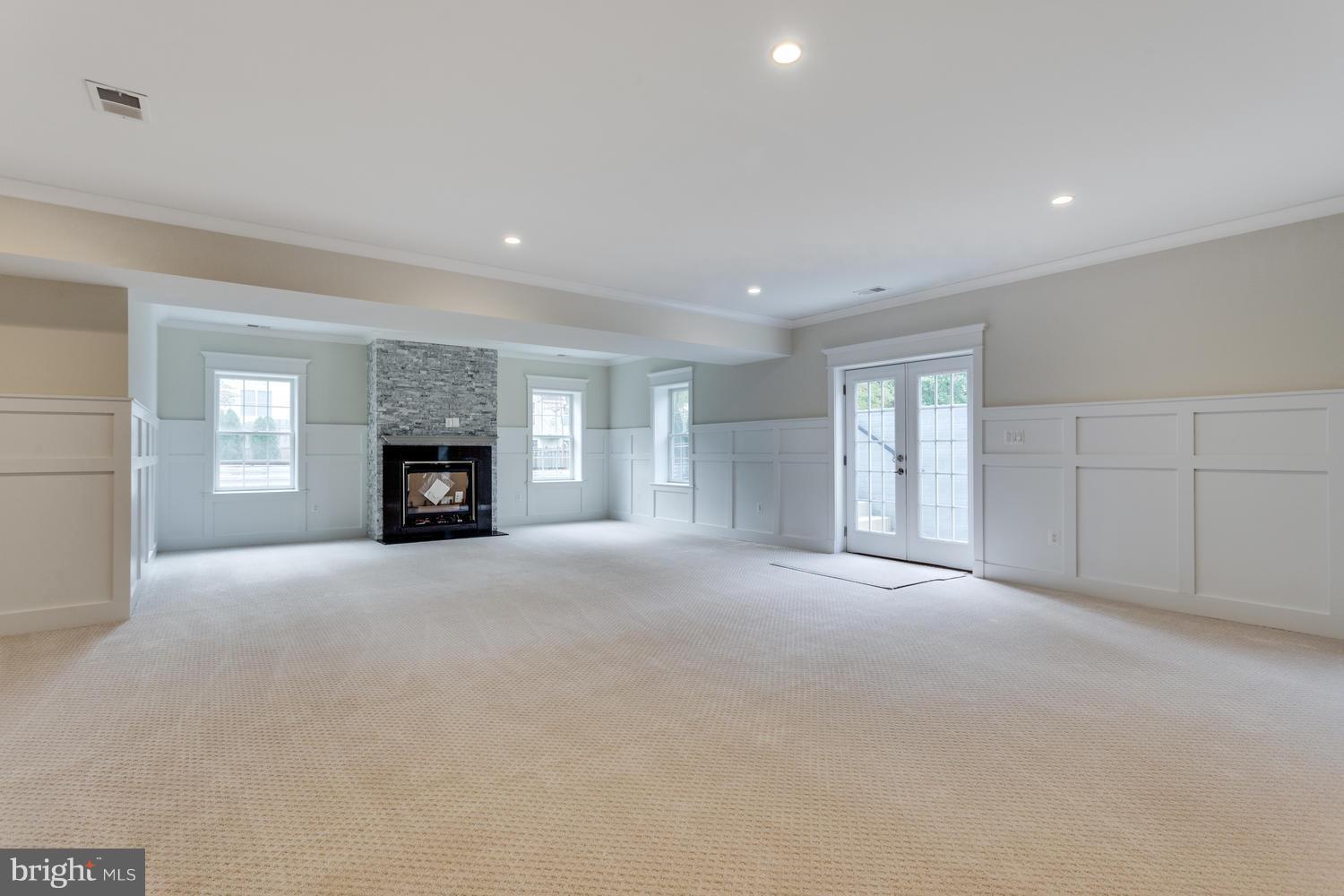 LANGLEY MANOR - Residential