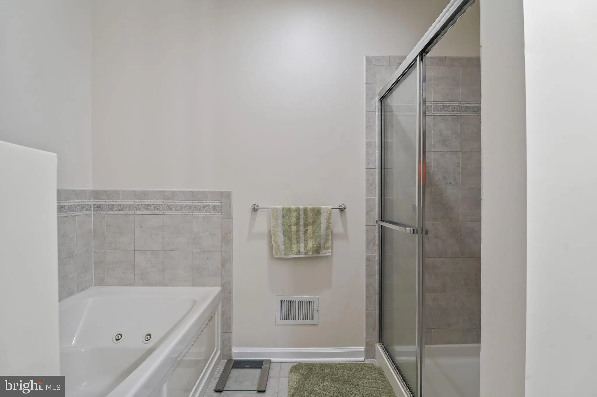 Monmouth Junction, New Jersey 08852, United States, 3 Bedrooms Bedrooms, ,3 BathroomsBathrooms,Residential,Pending,109769