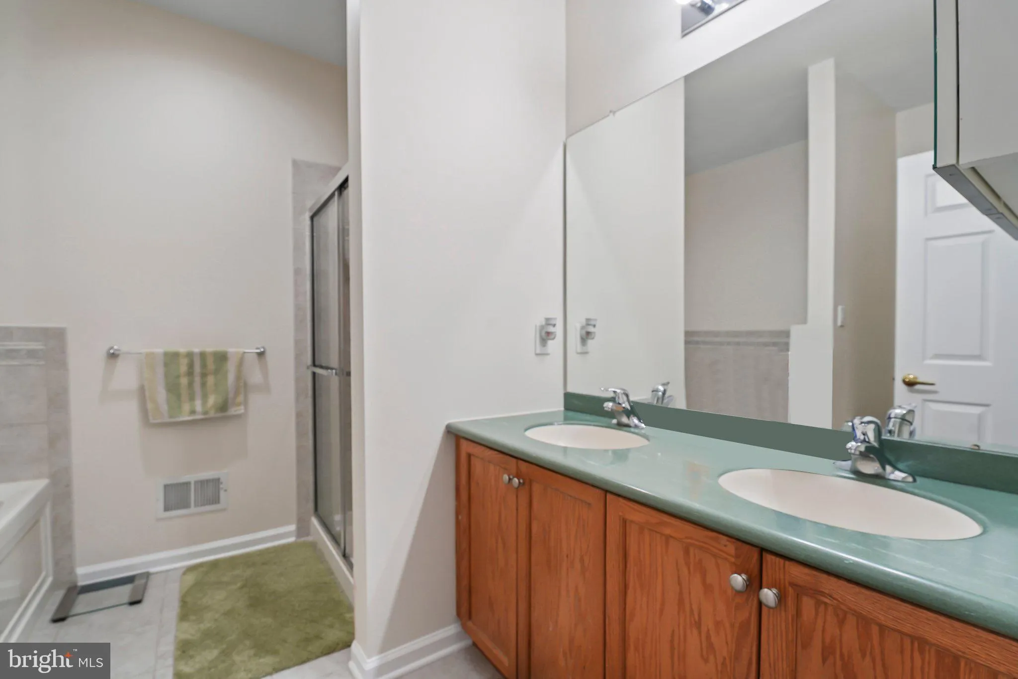 Monmouth Junction, New Jersey 08852, United States, 3 Bedrooms Bedrooms, ,3 BathroomsBathrooms,Residential,Pending,109769