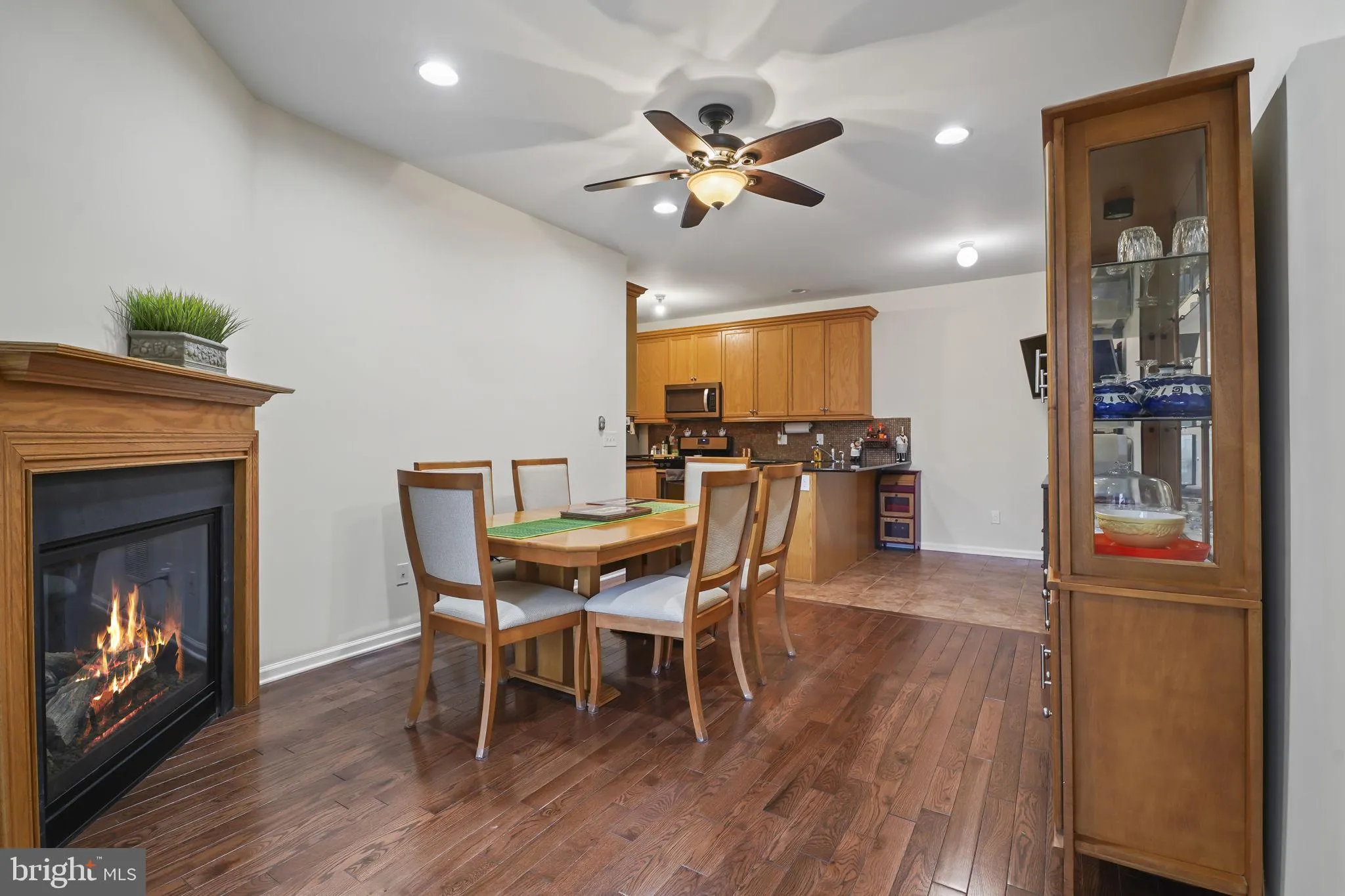 Monmouth Junction, New Jersey 08852, United States, 3 Bedrooms Bedrooms, ,3 BathroomsBathrooms,Residential,Pending,109769