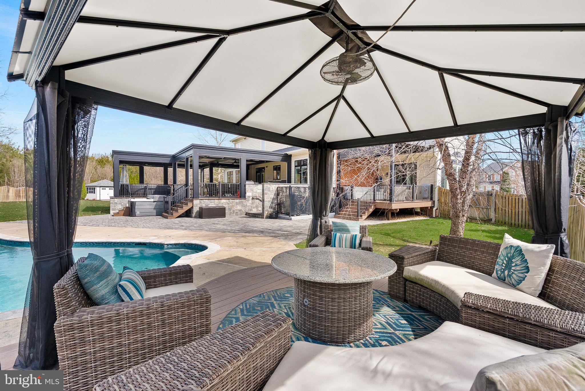 VANTAGE POINTE - Residential