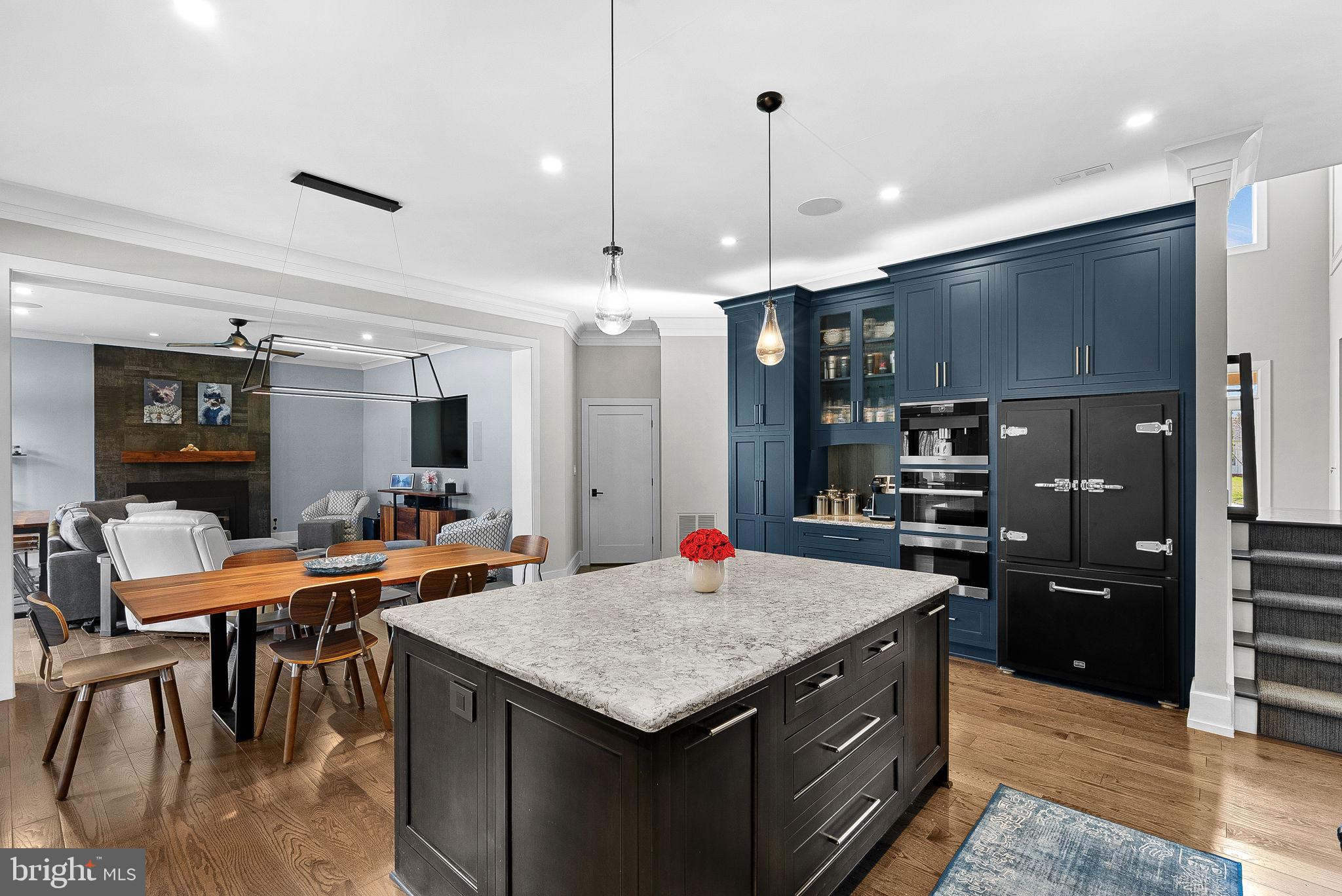 VANTAGE POINTE - Residential