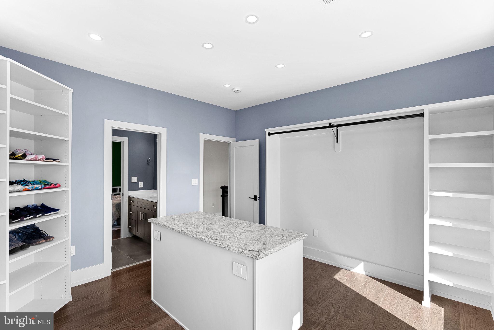 VANTAGE POINTE - Residential