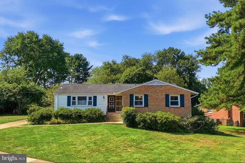 Photo of 508 Roberts Drive NW, VIENNA, VA 22180 (MLS # VAFX2337610)
