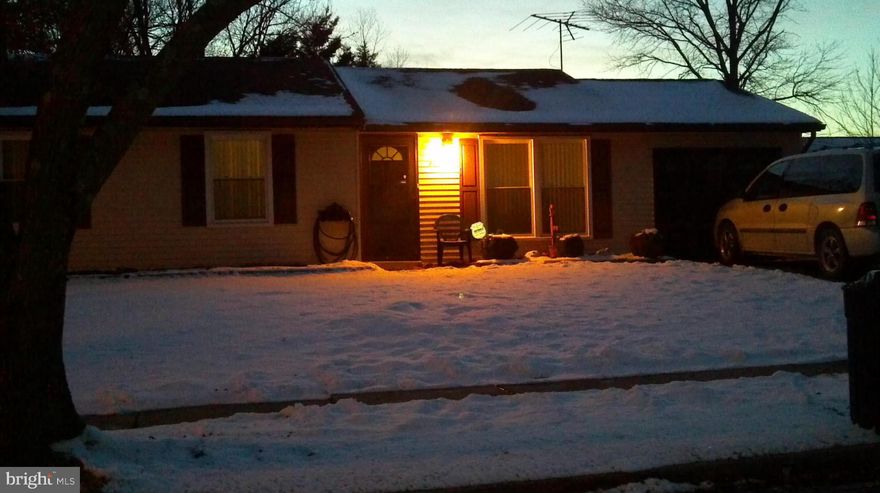 PENDING RELEASE....Back on the market....3 bedroom 1 full bath single family with 1 car garage. Leveled fenced in back yard! Eat in kitchen,separate laundry room off Kitchen. Walk in closet in master bedroom! Lots of parking! 2 HOUR NOTICE NEEDED FOR SHOWINGS!