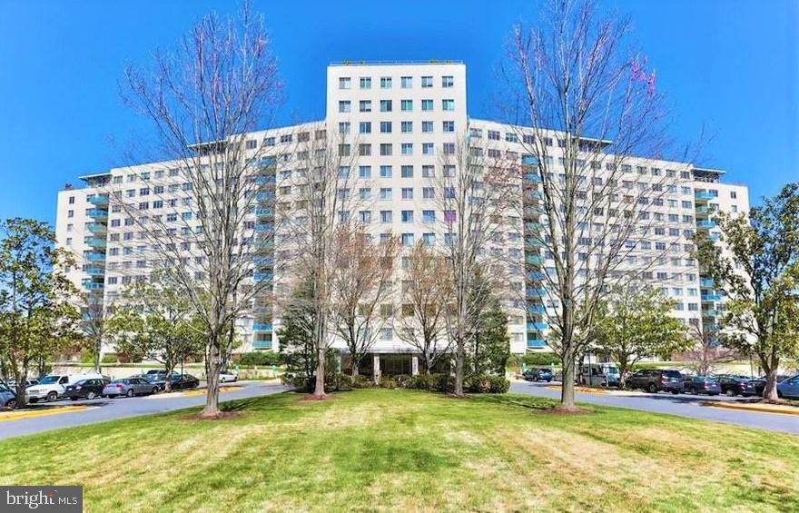 Wonderful studio unit available at Grosvenor Park I condos. Unit has wood floors, kitchen renovated three years ago, and is a 6th floor unit with great views. Rent includes utilities (not cable/internet or telephone) and amenities of building (fitness center, pool, security/front desk, etc). Fantastic location - park the car and take Metro or bus everywhere.  Available now. $300 move-in fee.