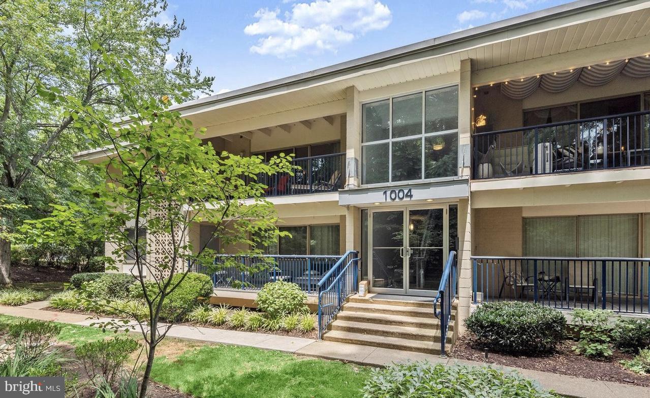 Welcome to Spa Cove Living!
Discover affordable elegance in this beautifully updated 2-bedroom, 2-bath condo in the sought-after Landings at Spa Creek community. Priced at just $305,000, this move-in ready home offers the perfect blend of comfort, convenience, and Annapolis lifestyle.
Step inside to find a sunlit open floor plan, freshly painted interiors, and new carpet throughout. The chef’s kitchen features sleek quartz countertops, modern wood cabinetry, and stainless-steel appliances—ideal for entertaining or quiet nights in. The spacious living and dining areas open seamlessly to a private balcony with serene wooded and courtyard views.
The primary suite is a true retreat with an updated full bath and dual vanities, while the large second bedroom boasts two closets and easy access to the hall bath and laundry. Additional highlights include reserved parking, two private storage units, and Gas Heat, Trash and Water included in the Condo Fee.
At Spa Cove, you’ll enjoy resort-style amenities:
Sparkling pool with Sunning Deck
Clubhouse with Fireplace, Kitchen, and Library
Nearby New Pickleball/Tennis Courts
Walking Paths, Canoe/Kayak Storage, Boat Ramp & Pier
Water Taxi Access to Downtown Annapolis
Directly Across the Street, Truxtun Park offers 80+ Acres of Recreation—Hiking Trails, Ball Fields, Playgrounds, a Skate Park, and the brand-new 80,000 sq. ft. Recreation Center with Indoor Gym, Climbing Wall, and Fitness Facilities.
All this Just Minutes from Downtown Annapolis, the City Dock, U.S. Naval Academy, Shopping, Dining, and Commuter Routes (Rt. 50 & I-97).
Why rent when you can own in Annapolis for $305K? Don’t Miss this Opportunity—Schedule Your Private Showing Today and Experience the Best of Spa Creek Living!