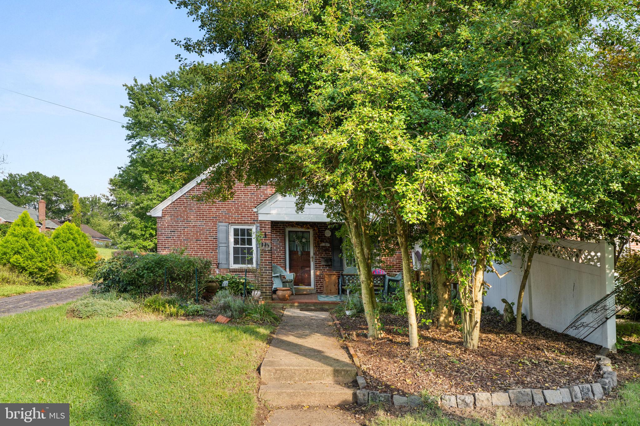 826 WOODLAWN AVENUE