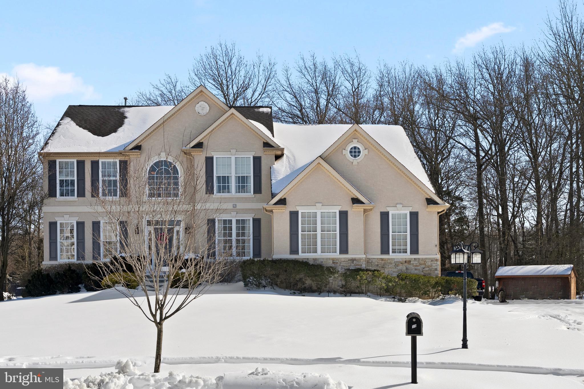 10 LAUREL WOOD COURT