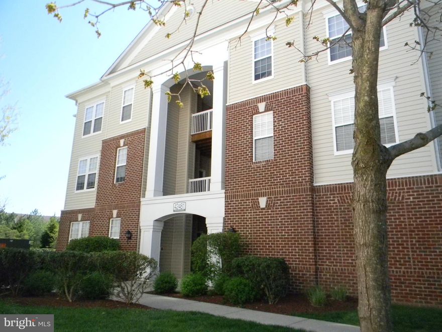 Spacious unit in the heart of Brambleton, close to shops and cinemas and restaurants.  One car garage conveys, neat and well maintained condo, wood floors throughout, clean bath and updated kitchen.  Ready for immediate move-in.   Completely painted Feb 2018.