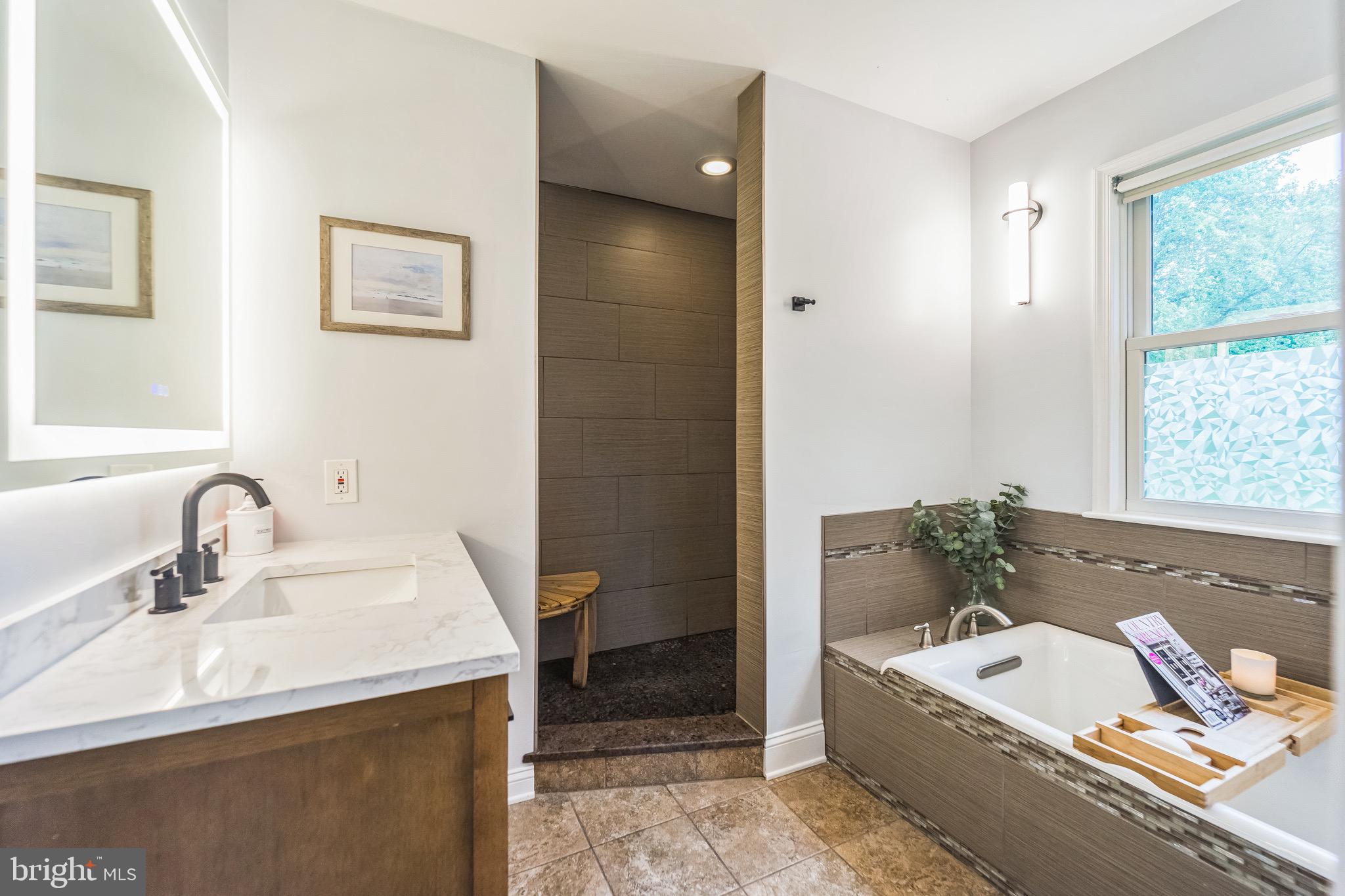 ROMANCOKE ON THE BAY - Residential