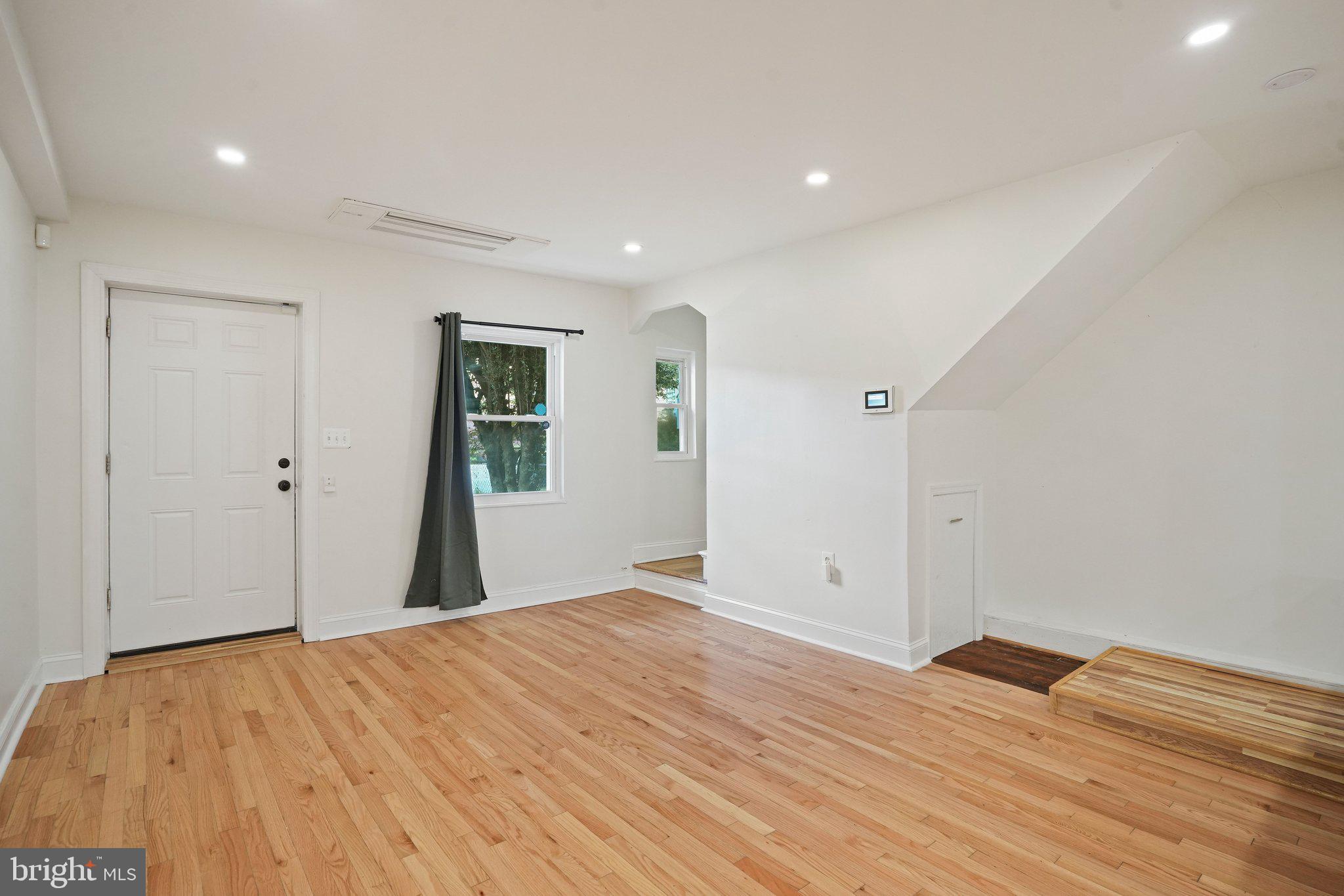 28 35TH STREET NE