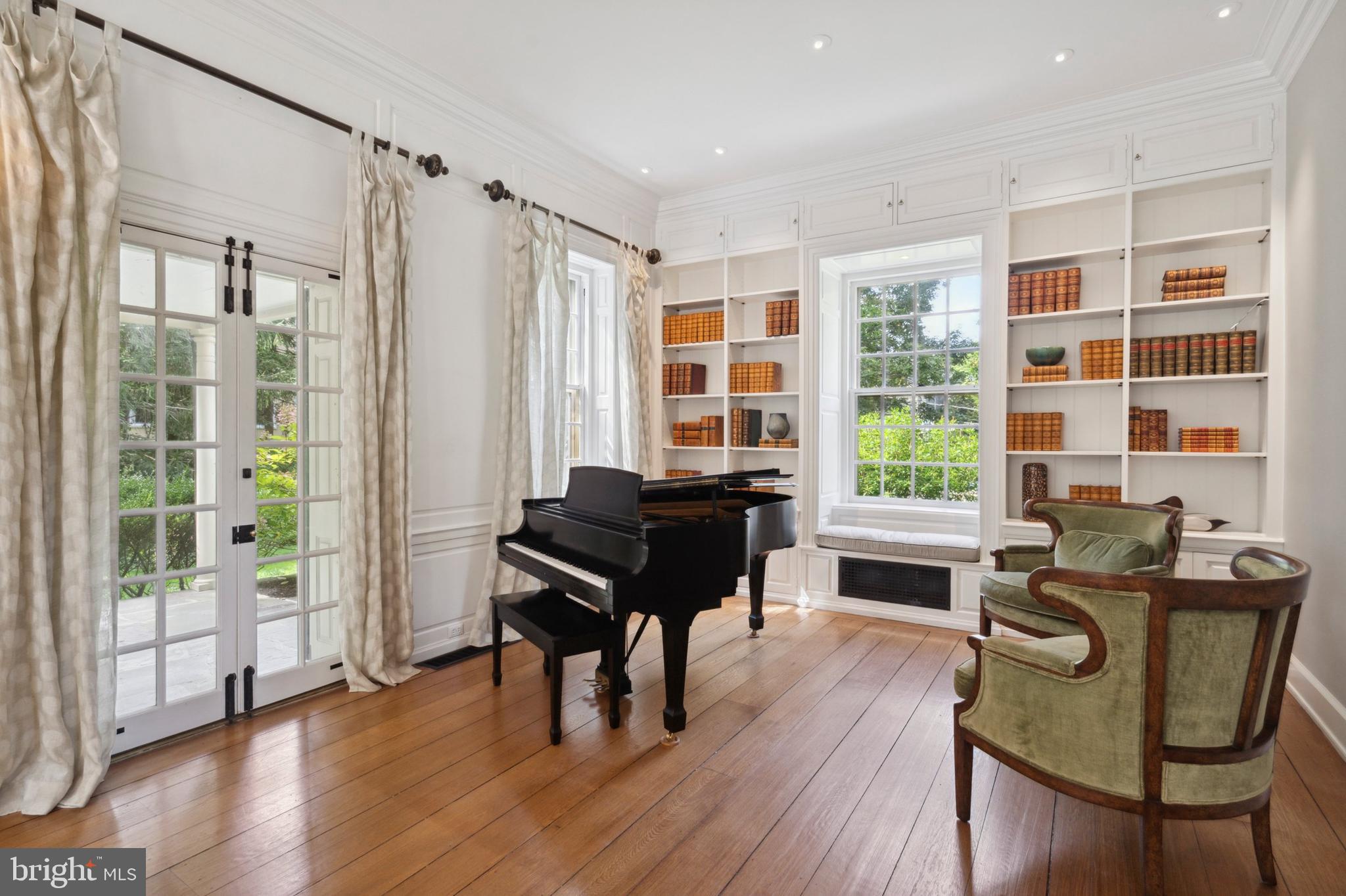 CHESTNUT HILL - Residential