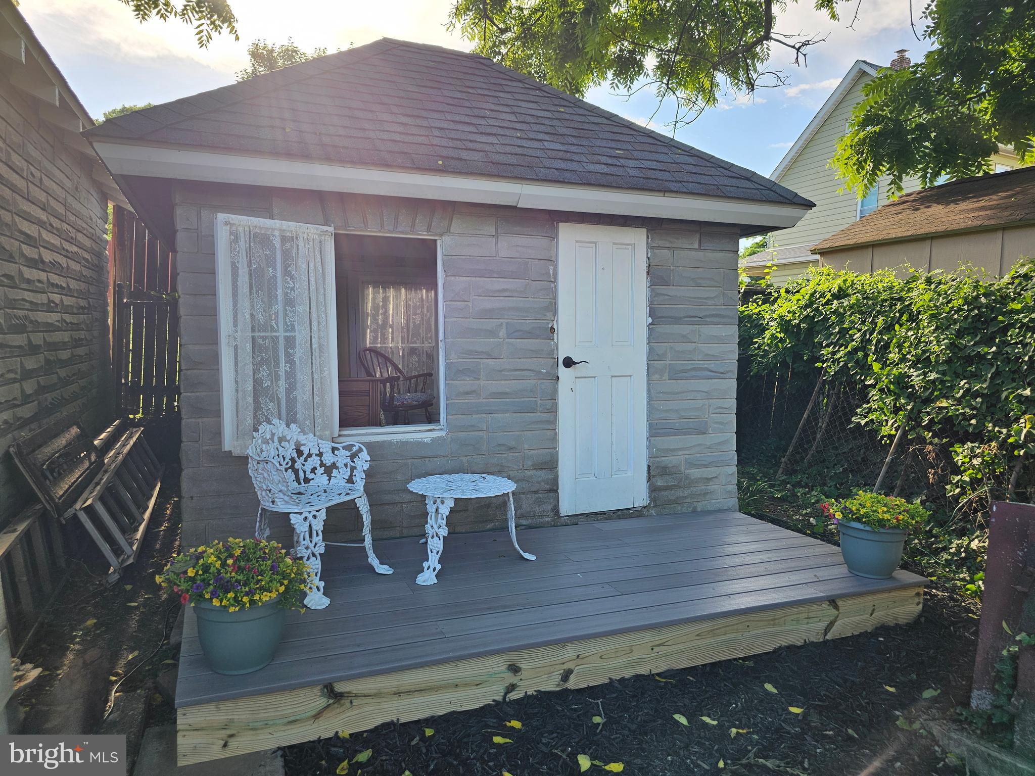 1709 WOODSIDE AVENUE