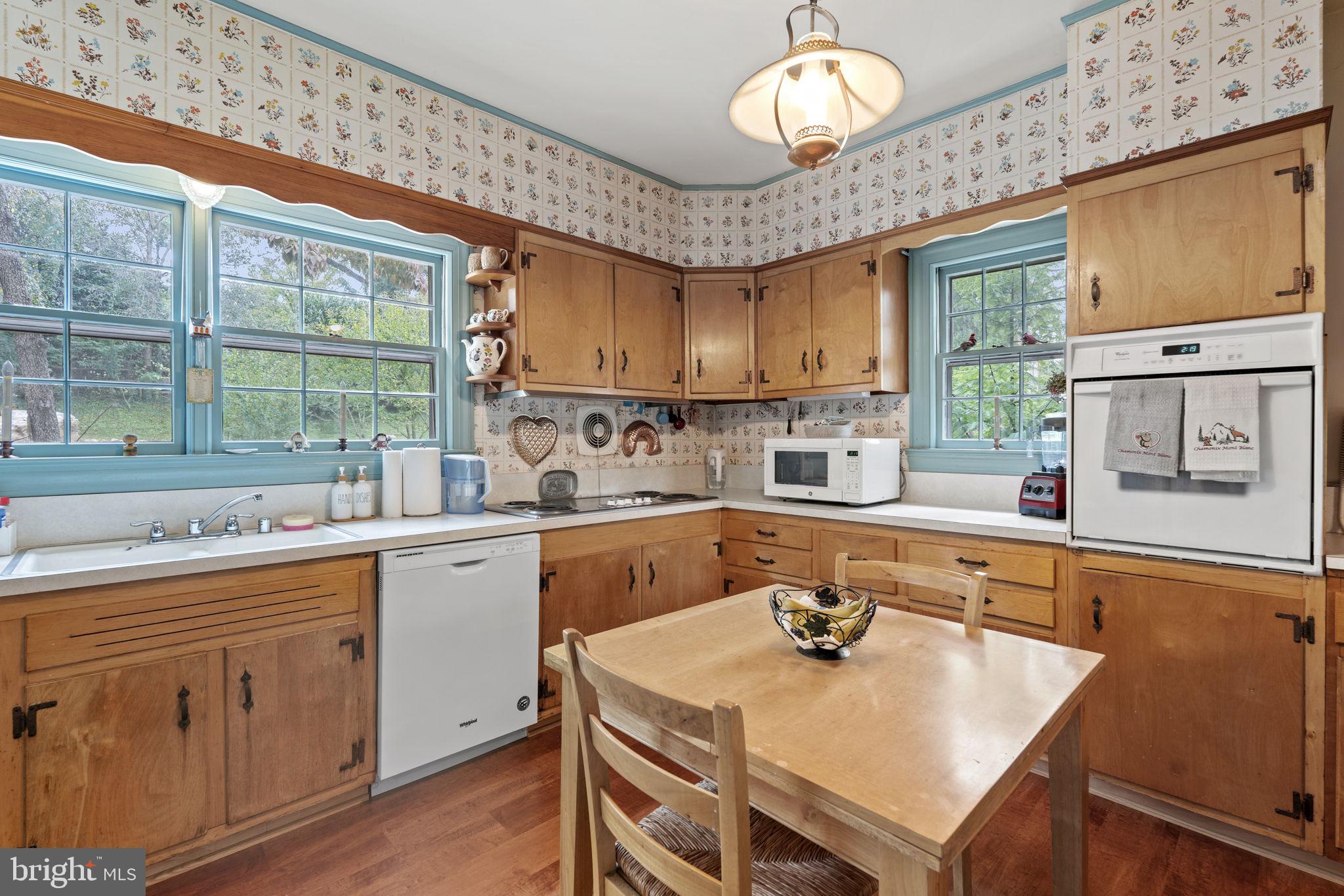 WILLIAMSBURG VILLAGE - Residential