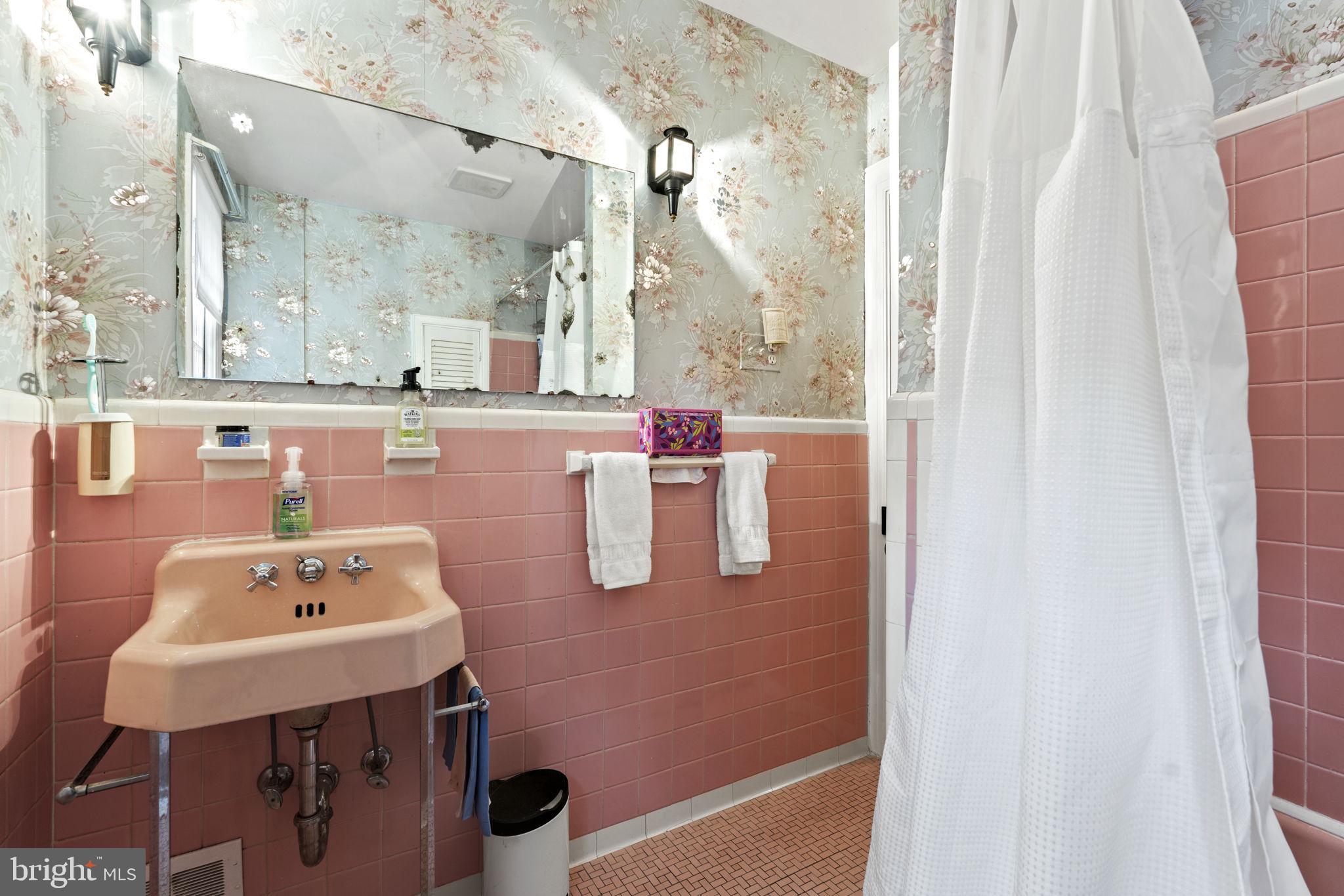 WILLIAMSBURG VILLAGE - Residential