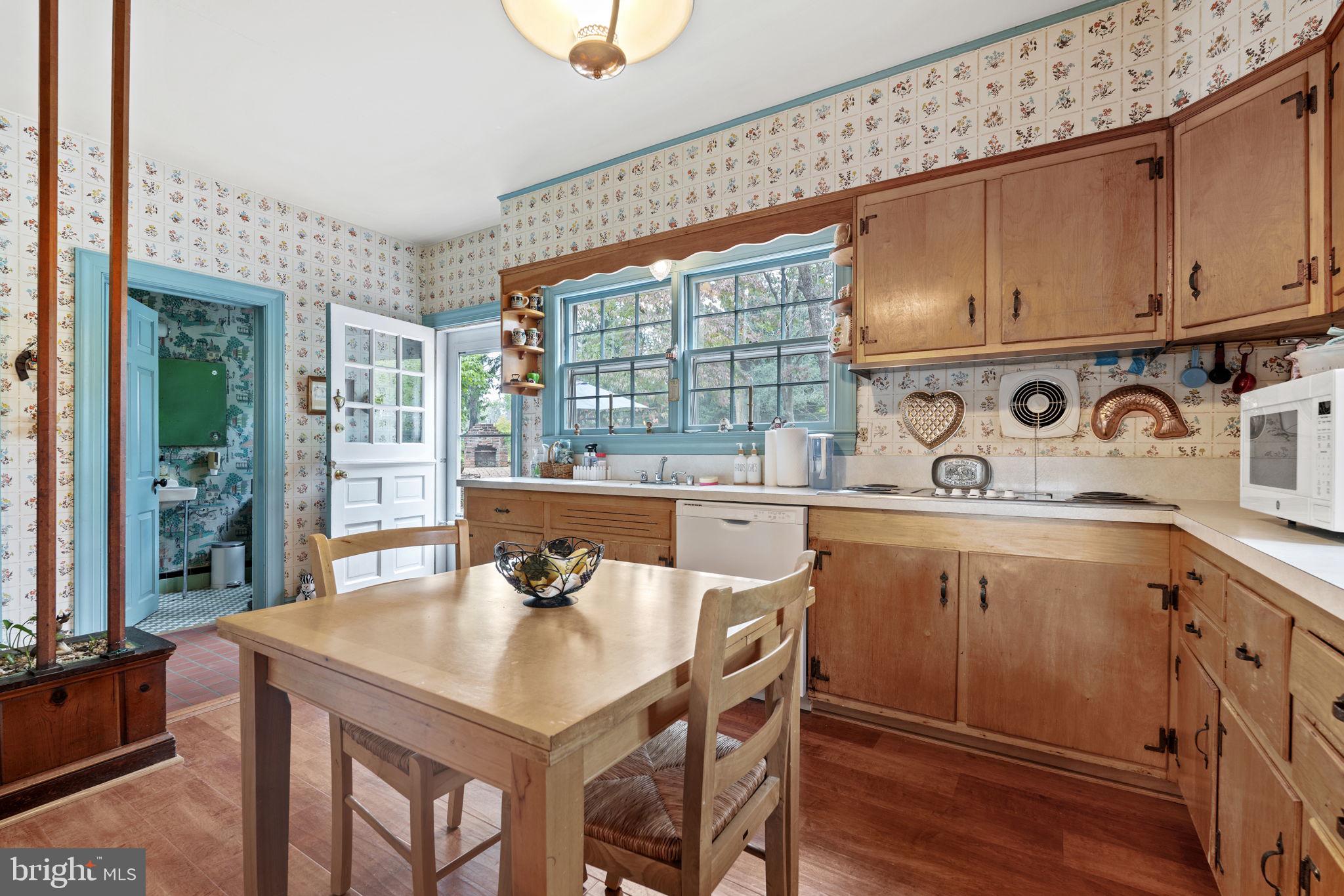 WILLIAMSBURG VILLAGE - Residential