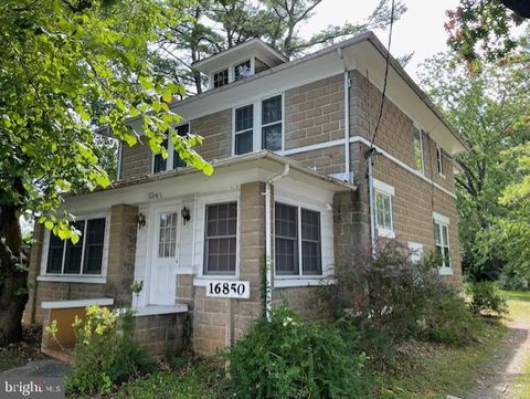 Photo of 16850 Oakmont Avenue, GAITHERSBURG, MD 20877 (MLS # MDMC2216400)