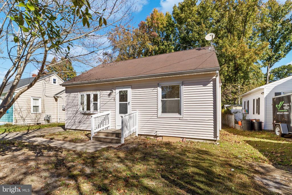 Photo of 33 Pinewood Avenue, CARNEYS POINT, NJ 08069 (MLS # NJSA2016754)