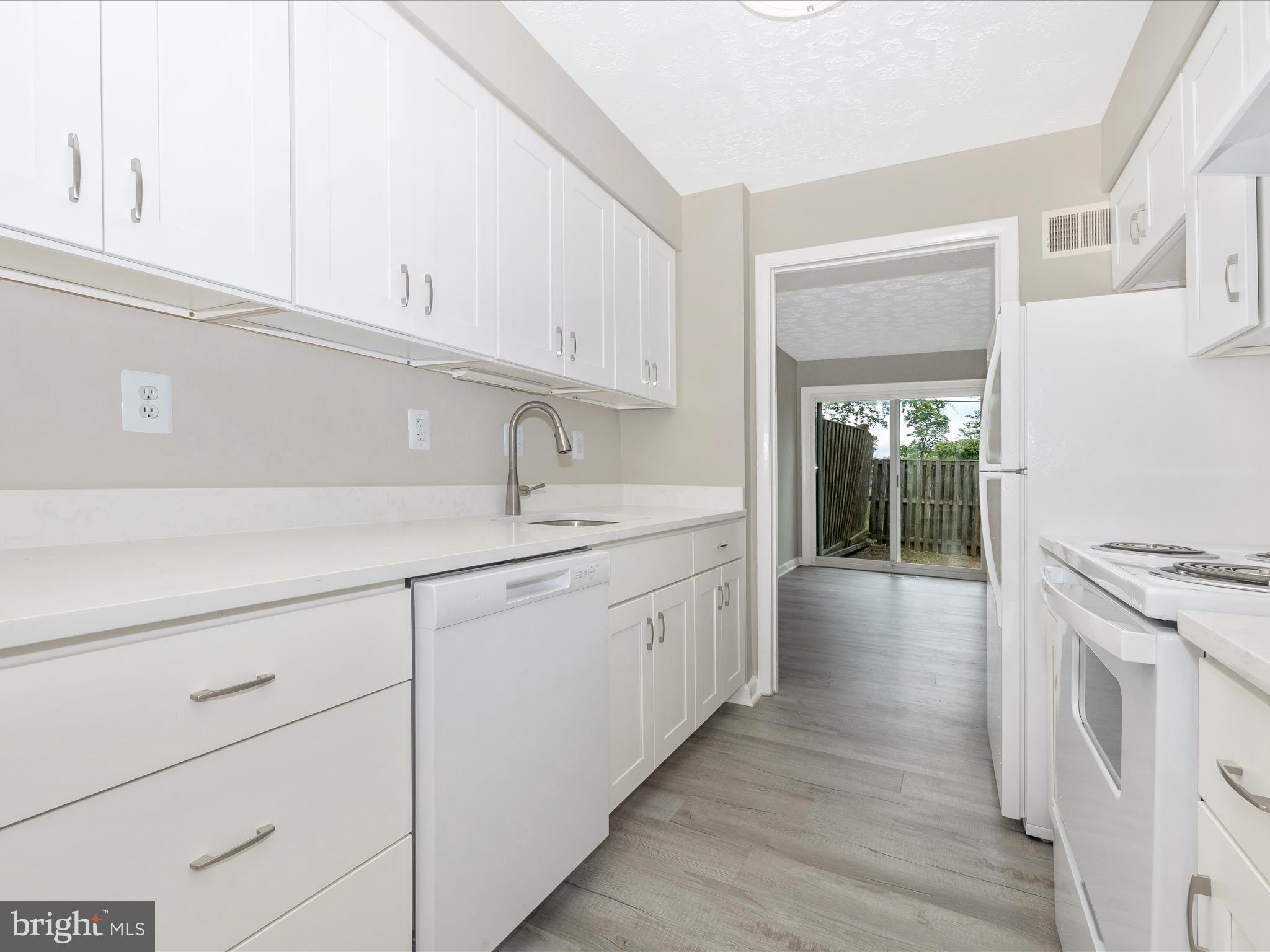 COUNTRY RD TOWNHOUSES - Residential