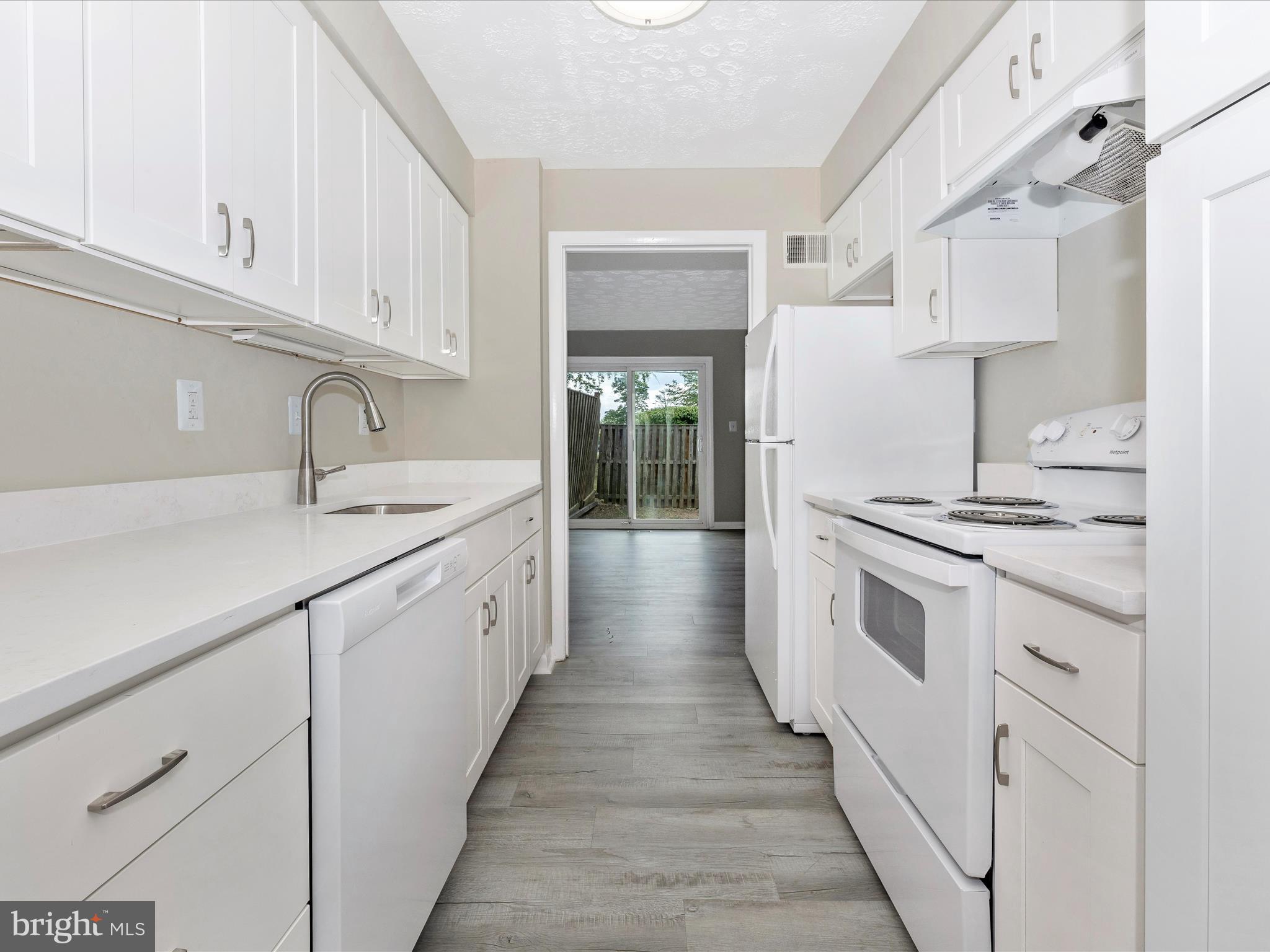 COUNTRY RD TOWNHOUSES - Residential