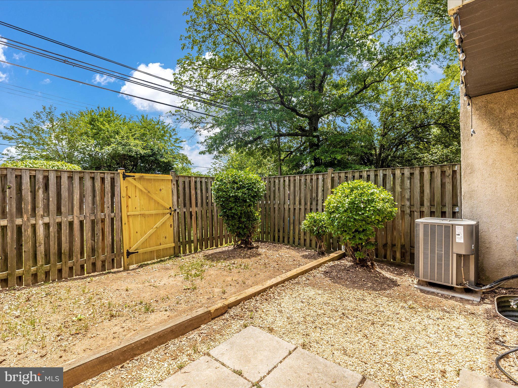COUNTRY RD TOWNHOUSES - Residential