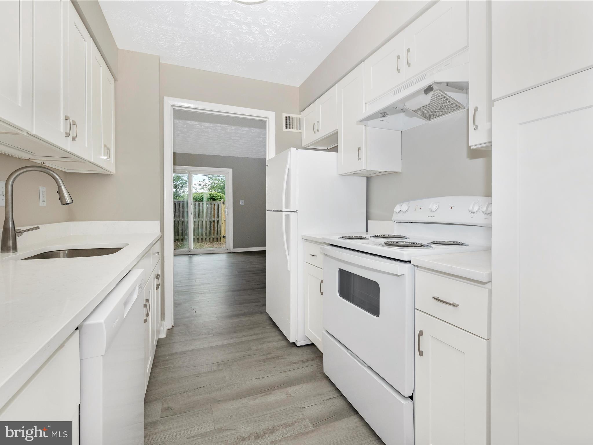 COUNTRY RD TOWNHOUSES - Residential