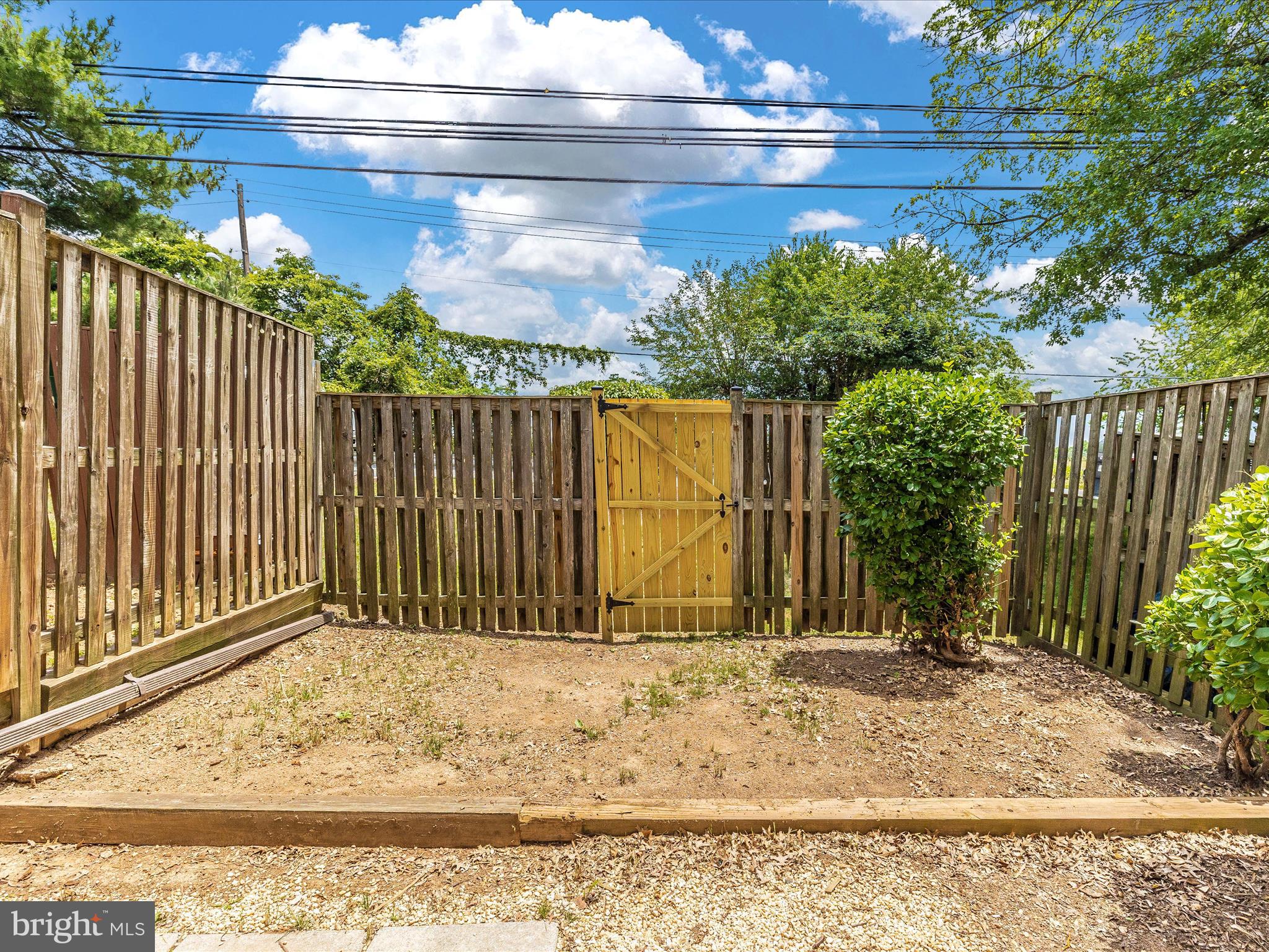 COUNTRY RD TOWNHOUSES - Residential