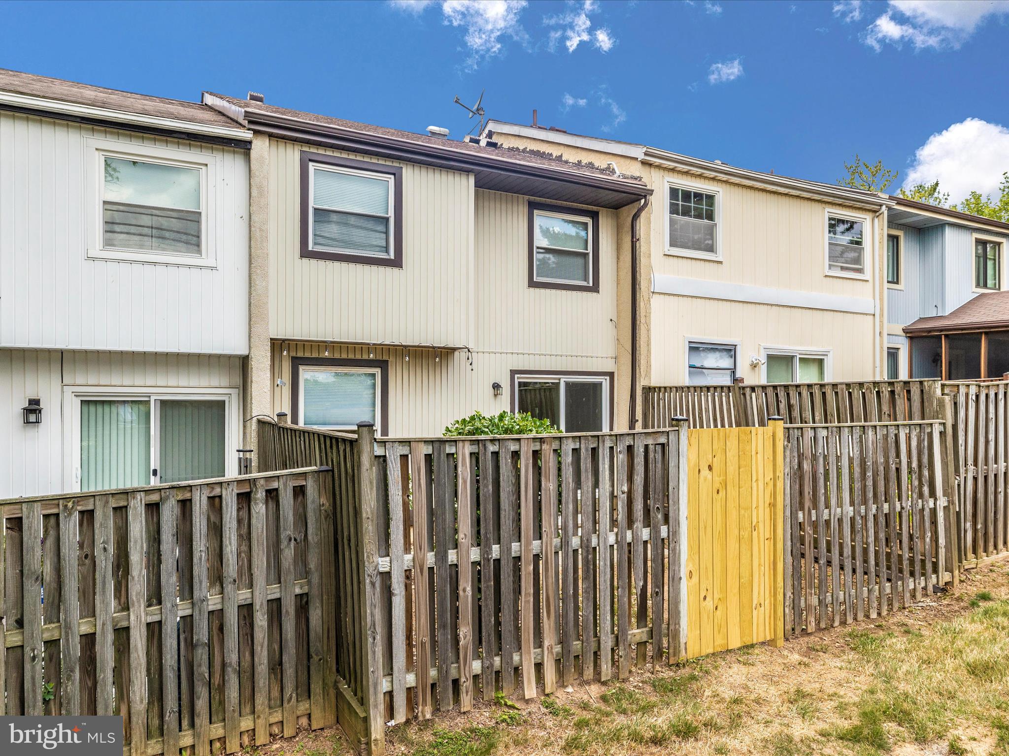 COUNTRY RD TOWNHOUSES - Residential