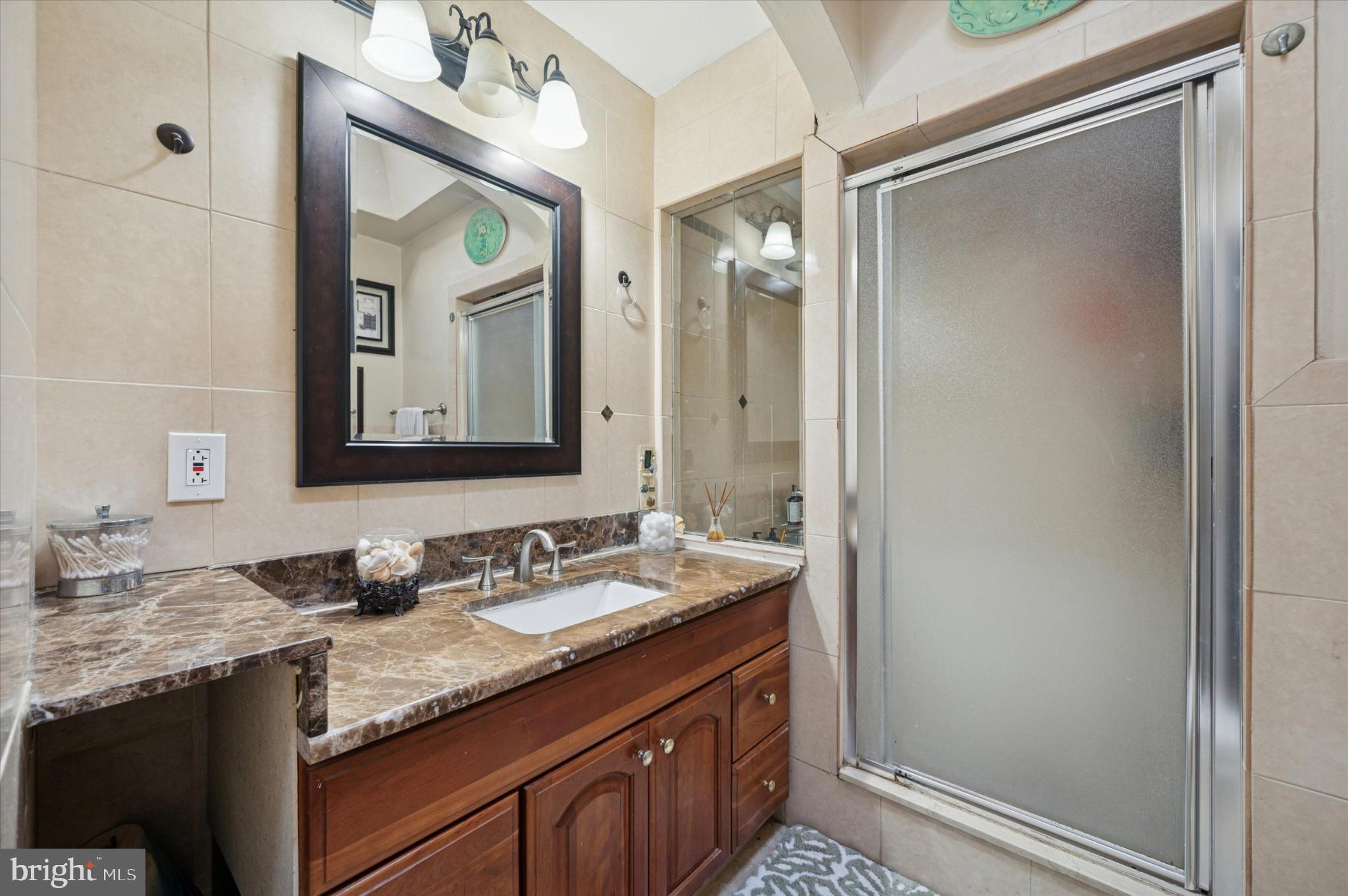 OXFORD CIRCLE - Residential