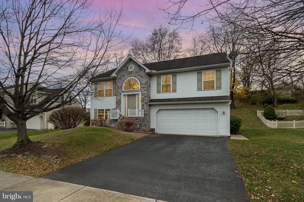 Photo of 34 Devonshire Place, COLUMBIA, PA 17512 (MLS # PALA2079520)