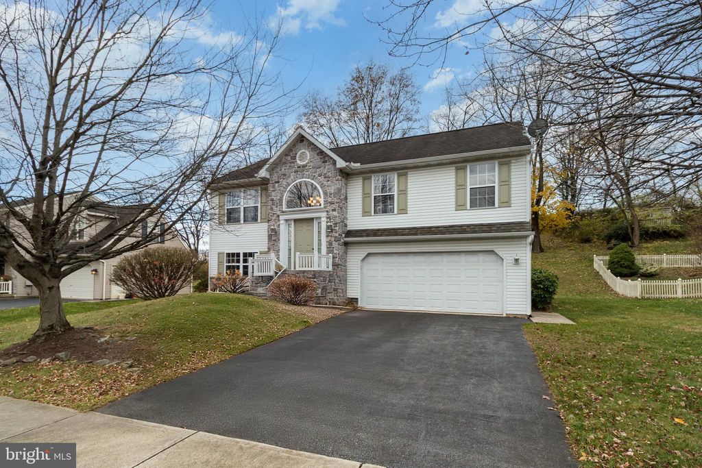 Photo of 34 Devonshire Place, COLUMBIA, PA 17512 (MLS # PALA2079520)