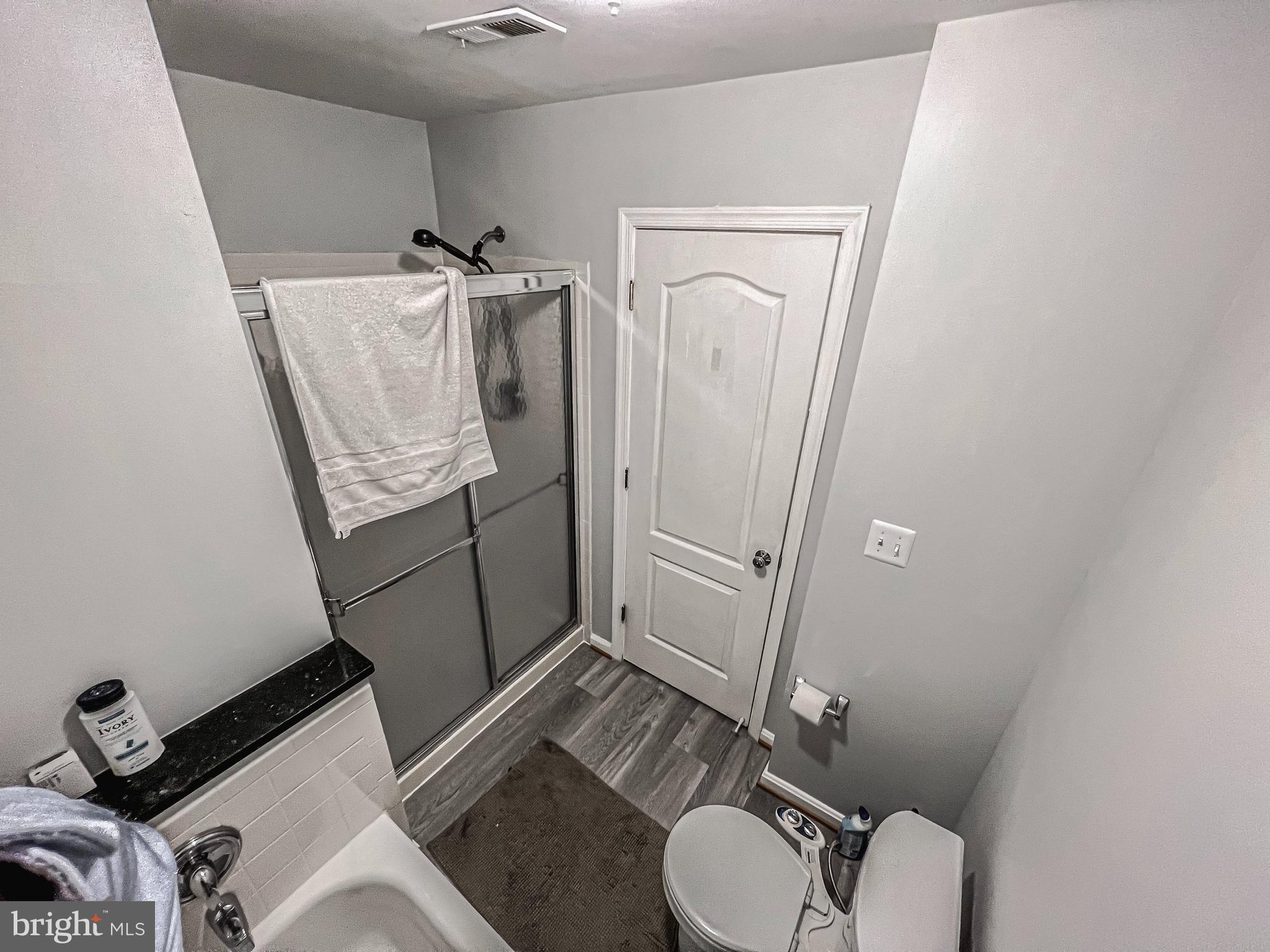 CENTRE RIDGE LAND BAY - Residential Lease