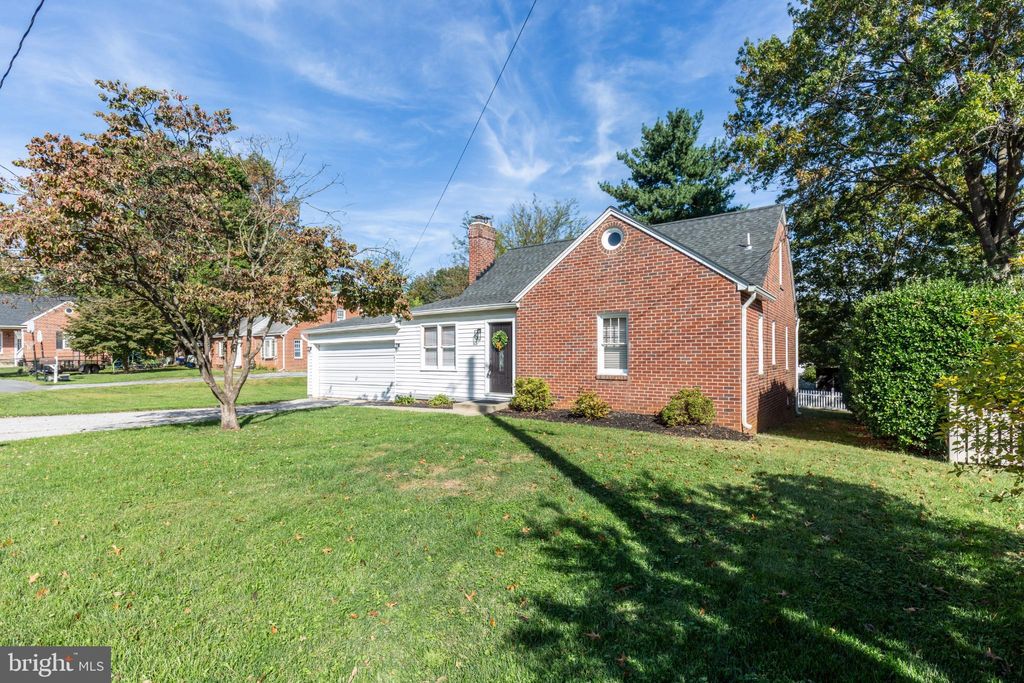 Photo of 304 Anita Drive, WESTMINSTER, MD 21157 (MLS # MDCR2030566)