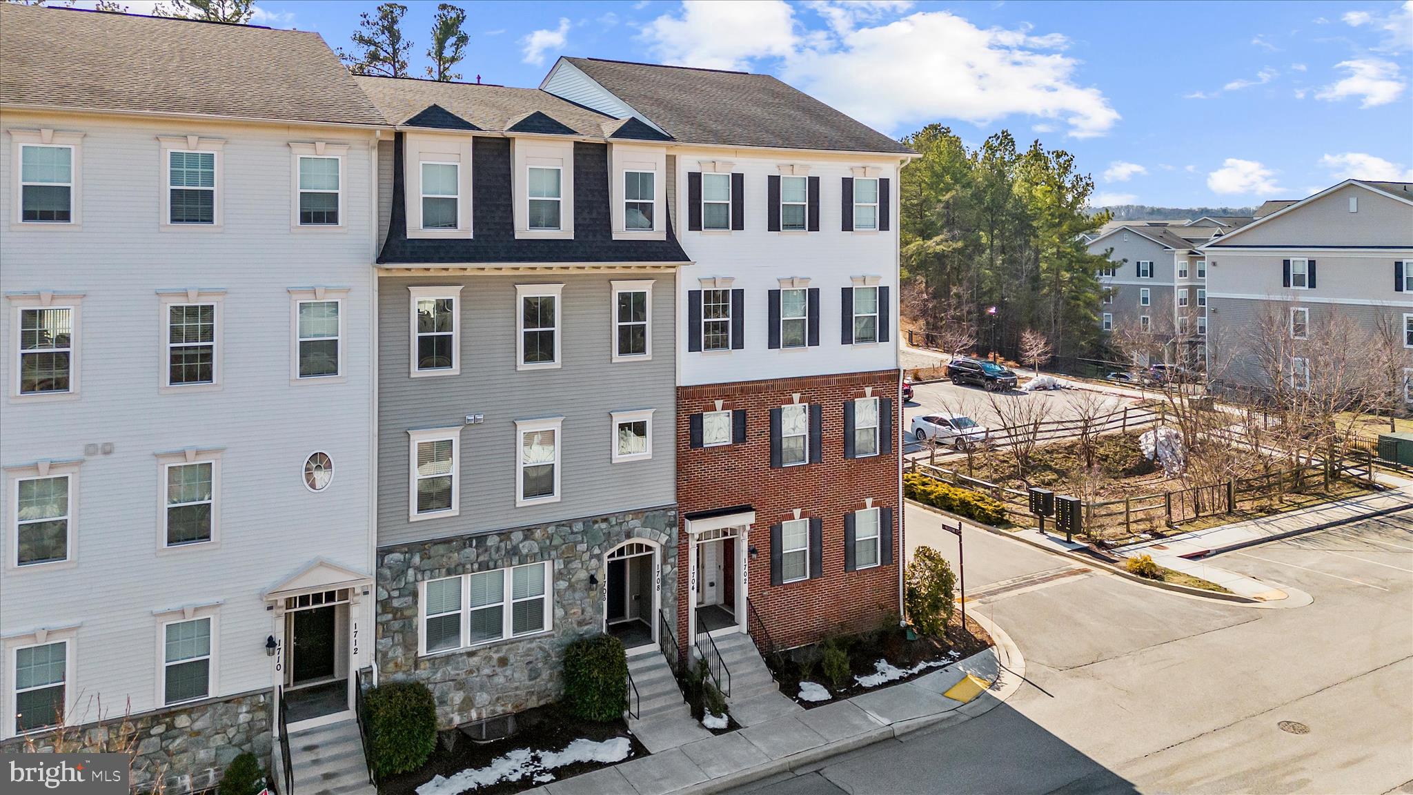 1704 FIELDSTONE COURT