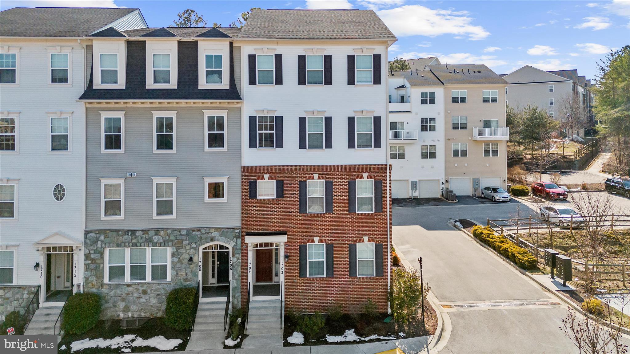 1704 FIELDSTONE COURT