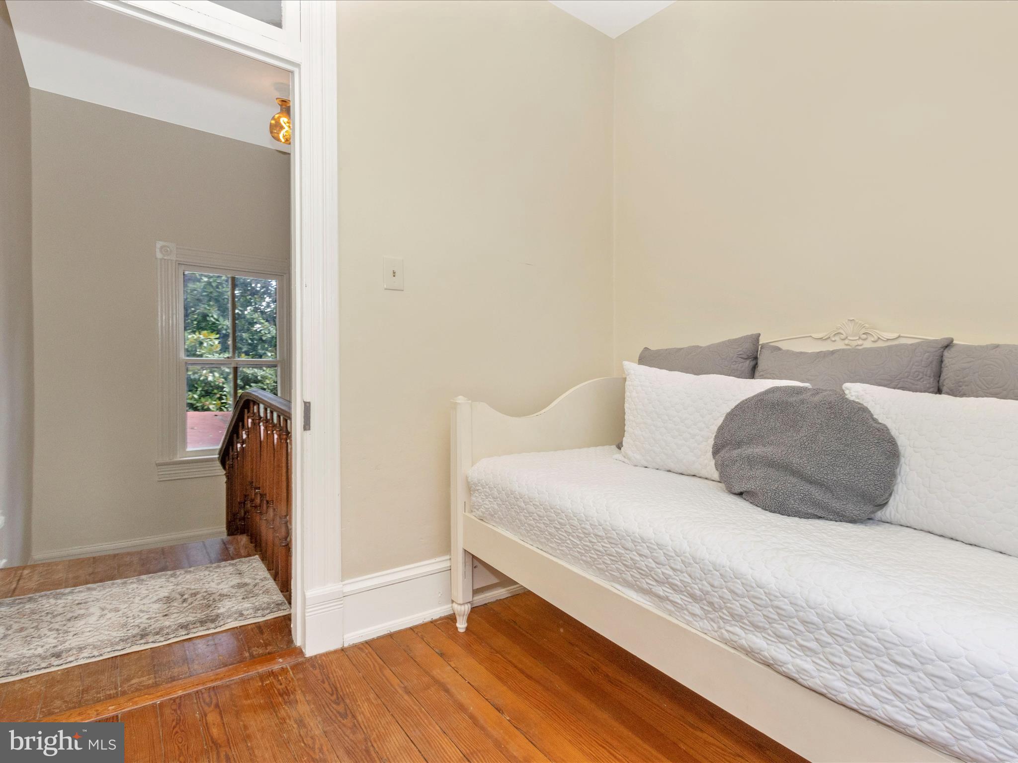 LAYTONSVILLE TOWN - Residential