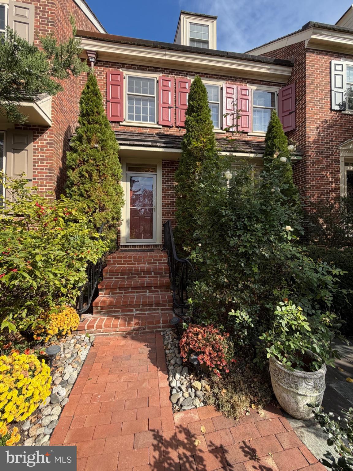 1002 QUINARD COURT