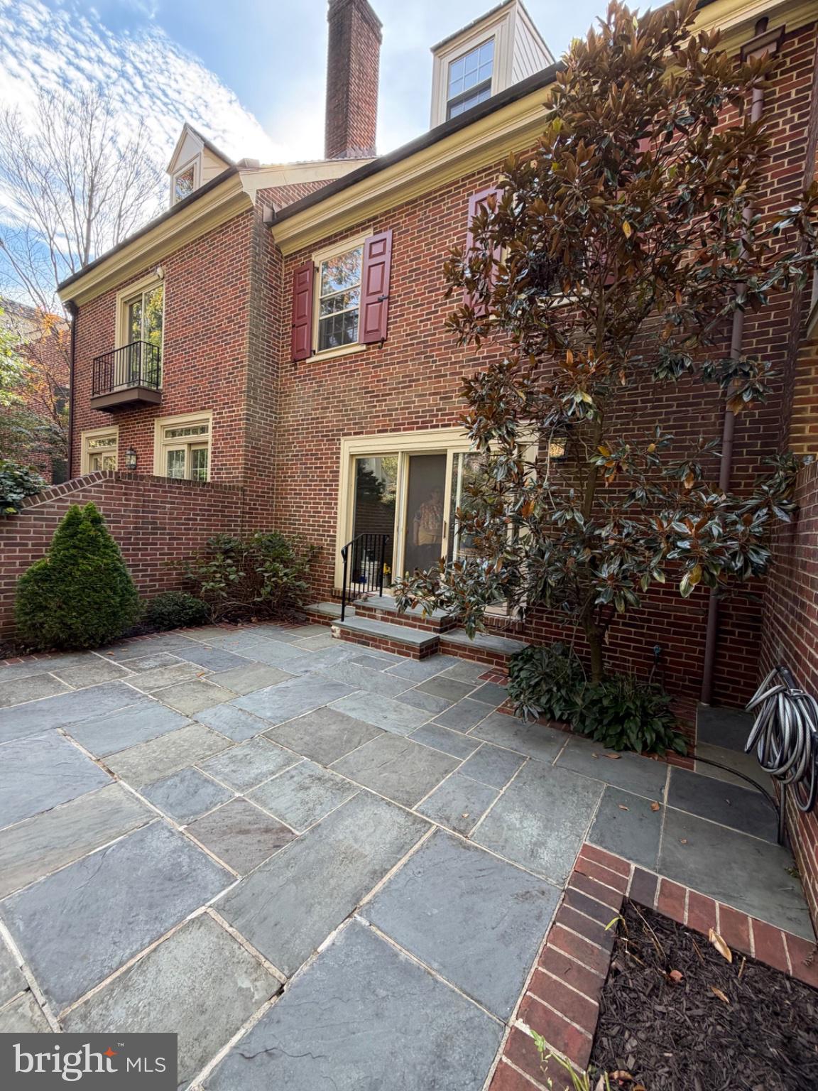 1002 QUINARD COURT