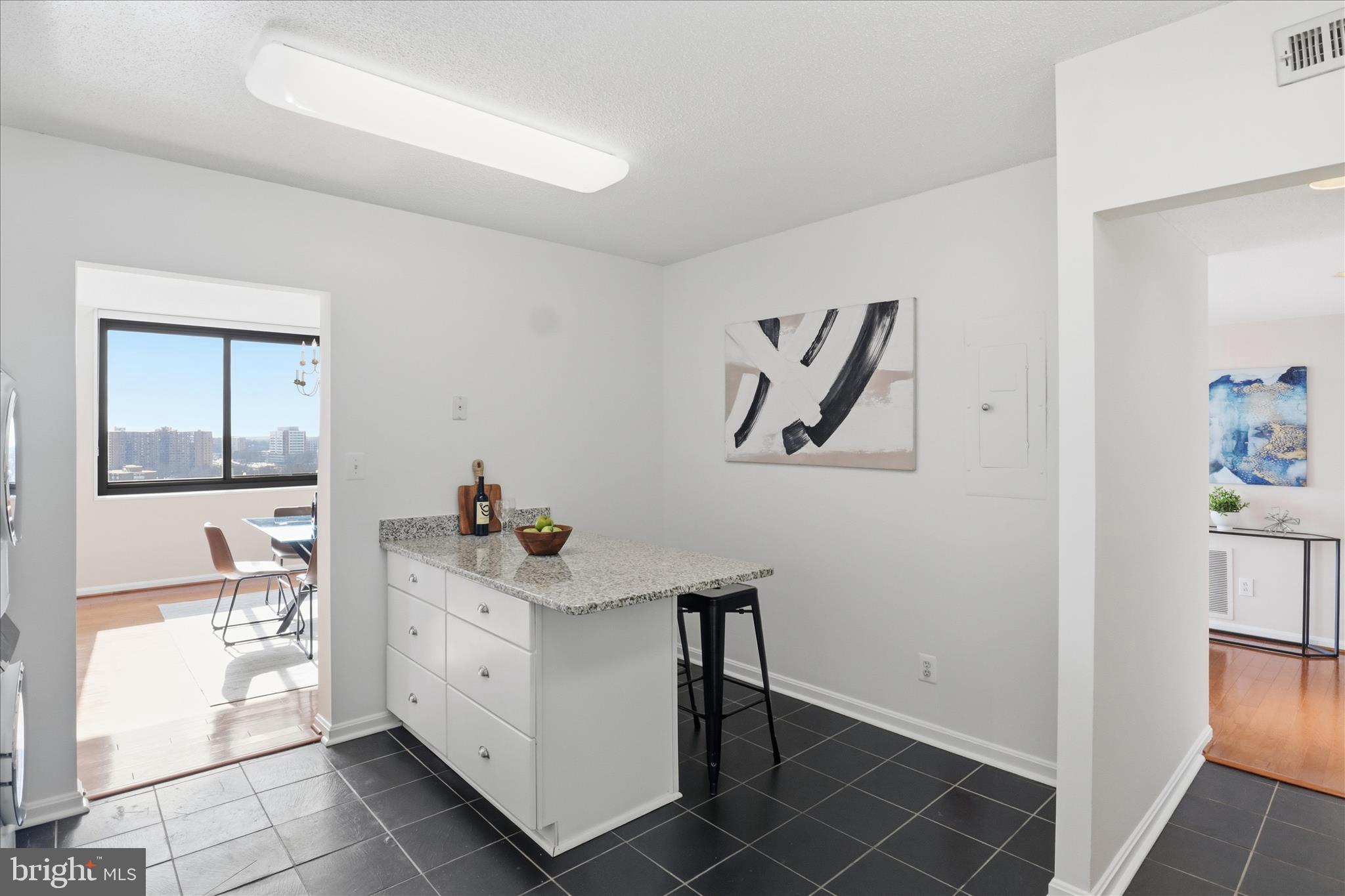 SKYLINE HOUSE - Residential