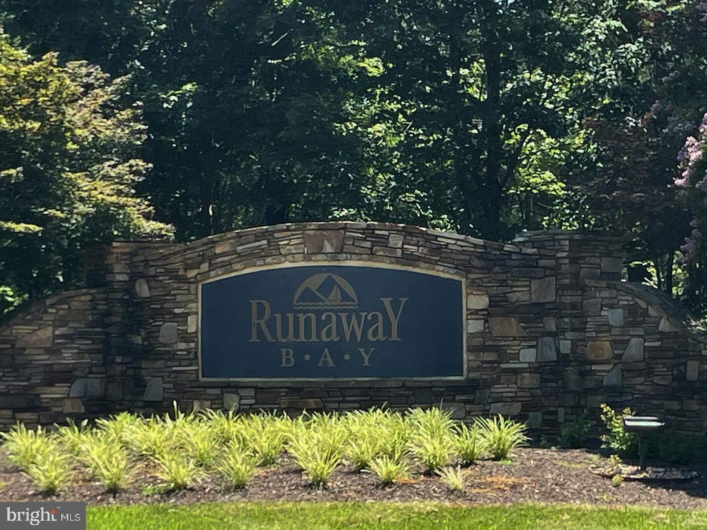 RUNAWAY BAY - Land