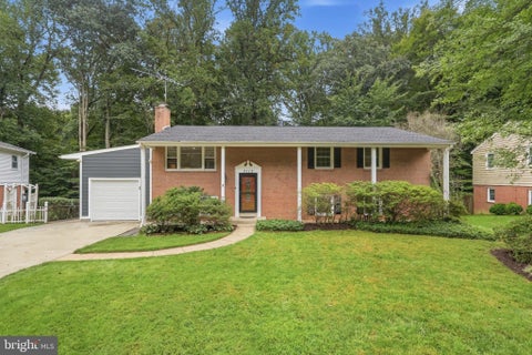 Photo of 7113 Hadlow Court, SPRINGFIELD, VA 22152 (MLS # VAFX2341352)