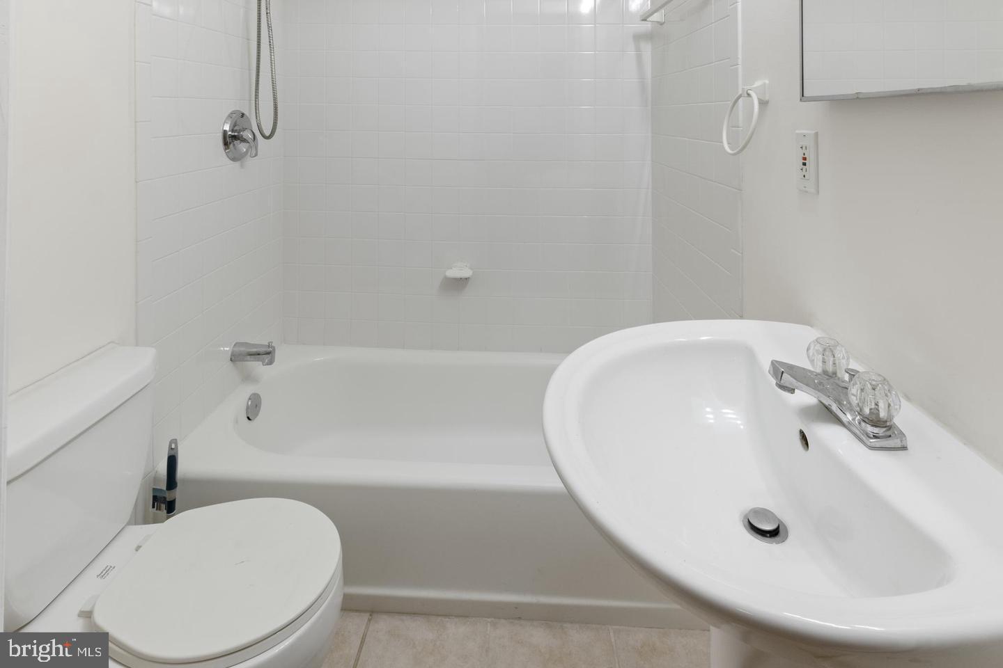 WILLOWS OF POTOMAC - Residential Lease