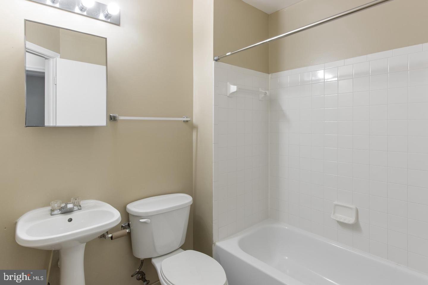 WILLOWS OF POTOMAC - Residential Lease