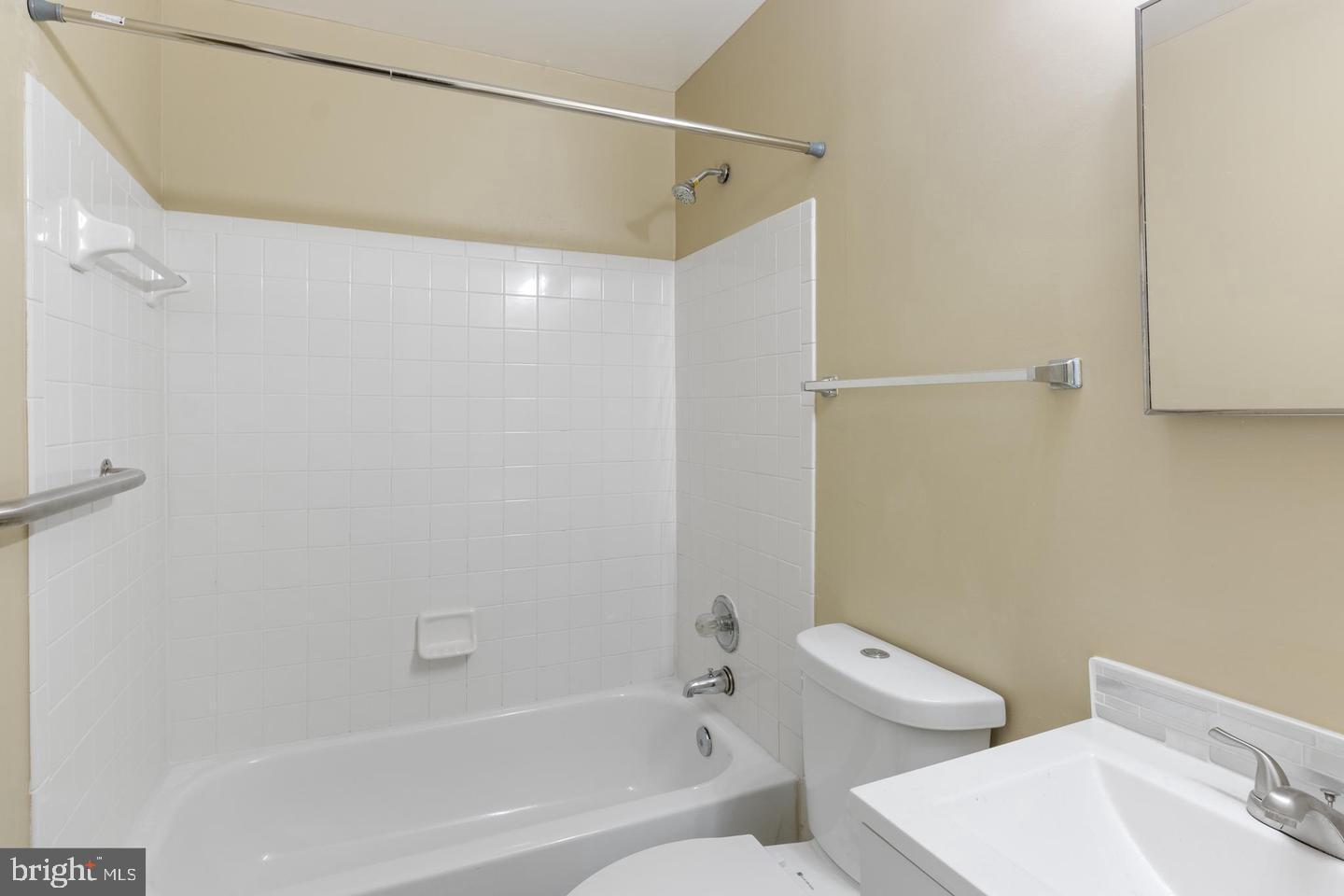 WILLOWS OF POTOMAC - Residential Lease