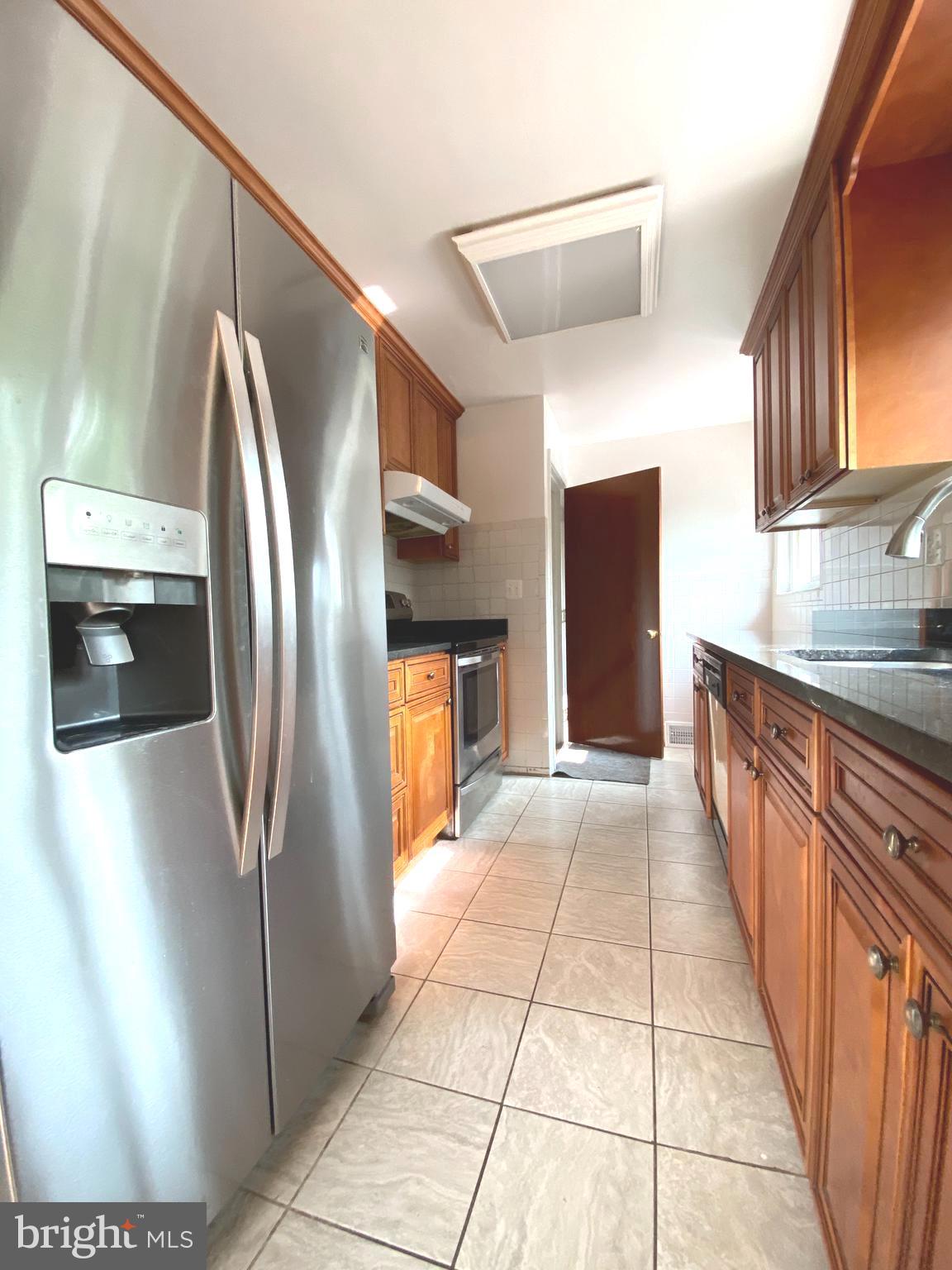 BROYHILL PARK - Residential Lease