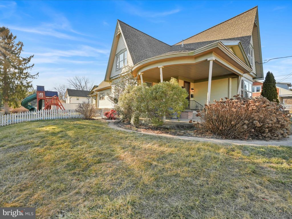 Photo of 258 N Poplar Street, ELIZABETHTOWN, PA 17022 (MLS # PALA2064162)